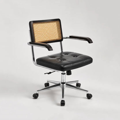 Chaise de bureau Canna en rotin naturel et cuir noir, structure chromée, vue 3/4