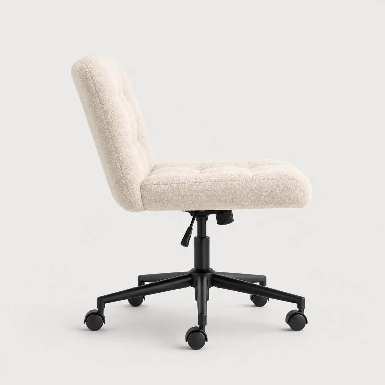 Chaise de bureau design Opia bouclé crème sans accoudoirs, vue profil fond blanc