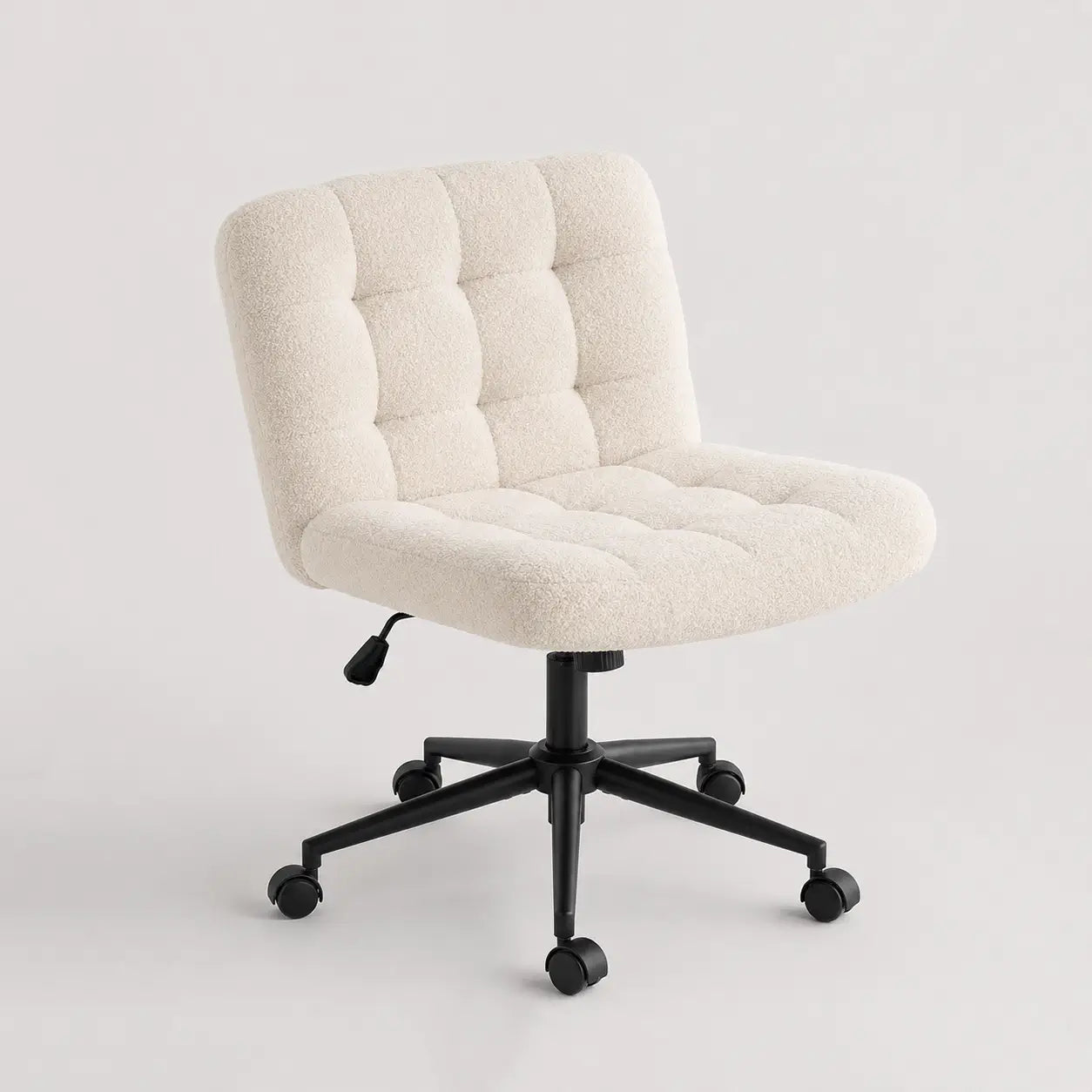 Chaise de bureau Opia en bouclé ivoire capitonné, base noire, vue 3/4 fond blanc