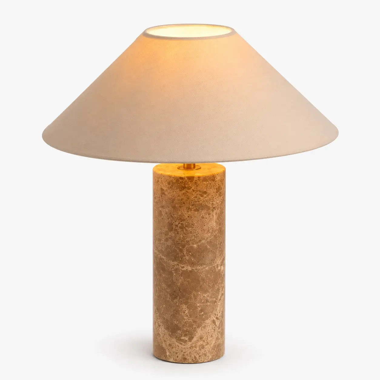 Lampe à poser Ara en marbre marron avec abat-jour conique en lin beige, allumée sur fond blanc