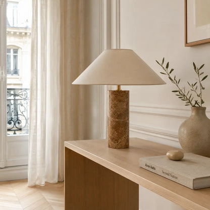 Lampe à poser Ara en marbre marron sur une console en chêne dans un intérieur haussmannien lumineux