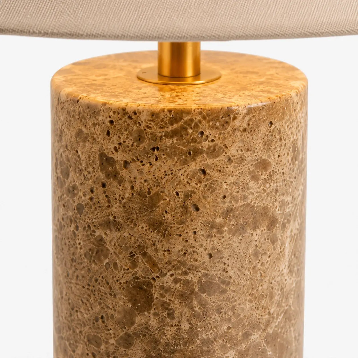 Détail du socle cylindrique en marbre marron veiné et de la tige en laiton brossé de la lampe à poser Ara
