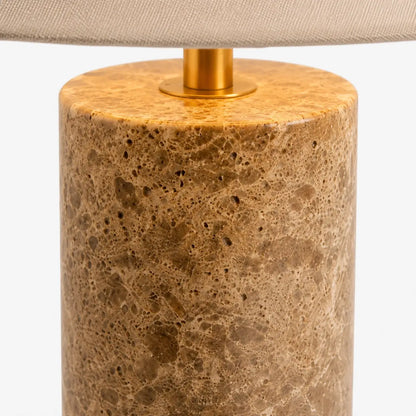 Détail du socle cylindrique en marbre marron veiné et de la tige en laiton brossé de la lampe à poser Ara
