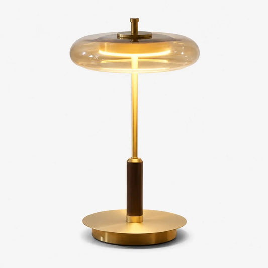 Lampe à poser Lentis allumée, disque en verre fumé, tige en laiton et noyer, socle circulaire, fond blanc