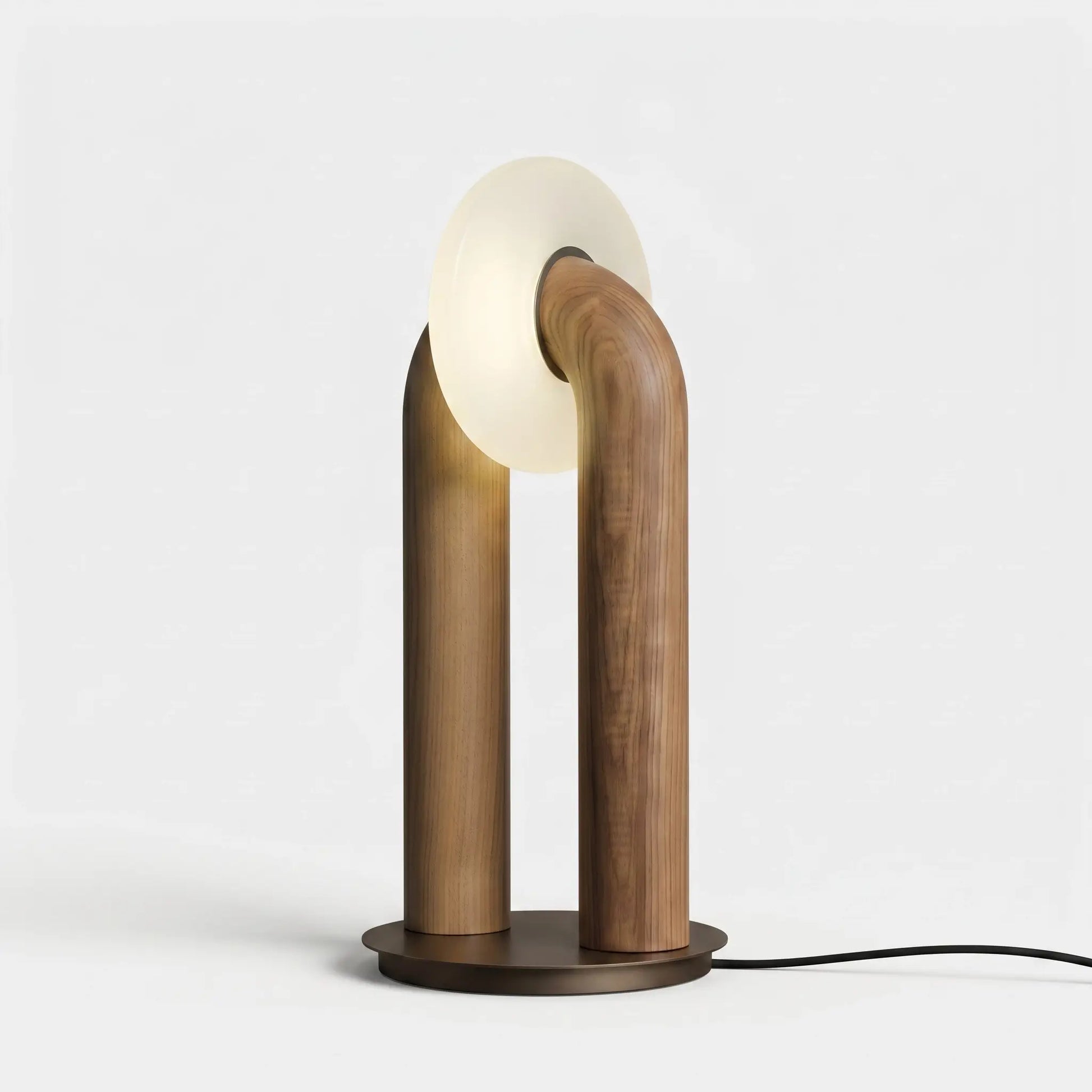 Lampe de bureau Arcus en bois de frêne design fond blanc