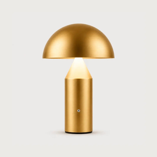 Lampe de bureau Aurata en laiton brossé, design champignon doré fond blanc
