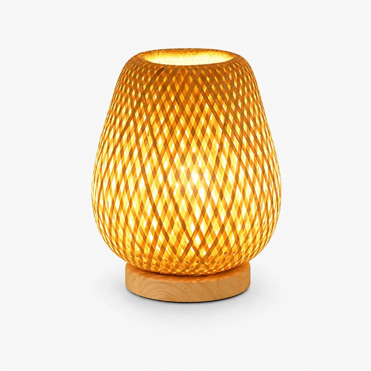 Lampe de bureau en bambou tressé à trame en losange et socle en bois clair, modèle Textura, sur fond clair
