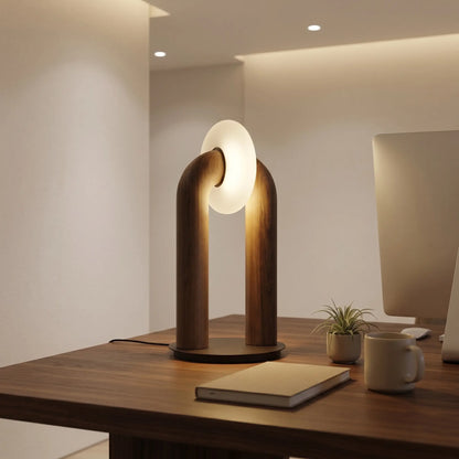 Lampe de bureau bois Arcus allumée ambiance soir