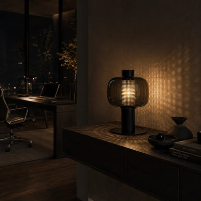 Lampe de bureau design Astrum allumée la nuit, projection de points lumineux sur le mur