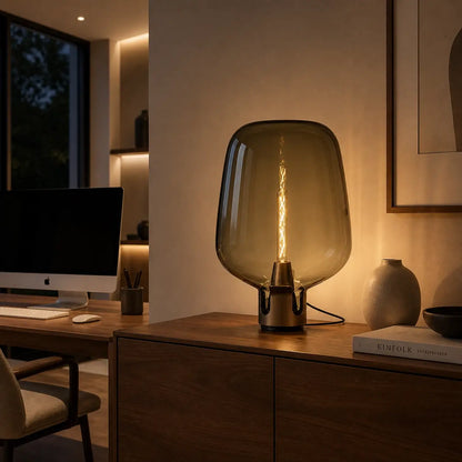 Lampe de bureau verre Nebula dans un bureau contemporain avec éclairage tamisé