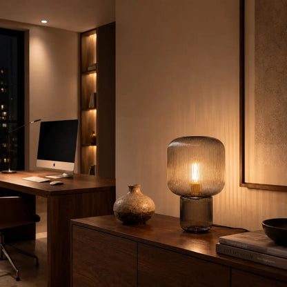 Lampe de bureau design Stria allumée en soirée, ambiance chaleureuse home office