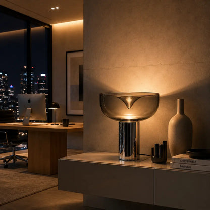 Lampe de bureau Vortex allumée dans un penthouse contemporain avec vue sur la ville de nuit