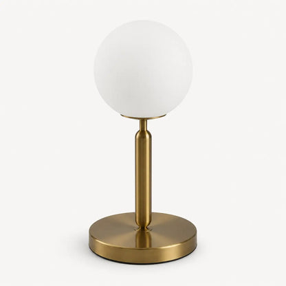 Lampe de bureau à globe en verre opale et pied en métal doré, modèle Luna, sur fond clair