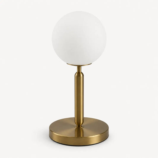 Lampe de bureau à globe en verre opale et pied en métal doré, modèle Luna, sur fond clair