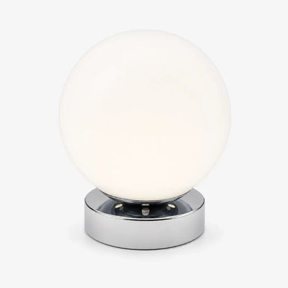 Lampe de bureau Ignis à globe en verre soufflé blanc opale et base en métal chromé, sur fond clair