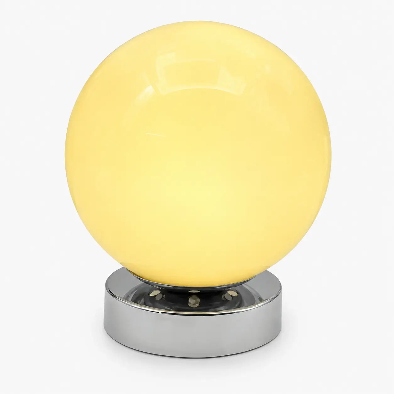 Lampe de bureau Ignis à globe en verre soufflé jaune pâle et base en métal chromé, sur fond clair