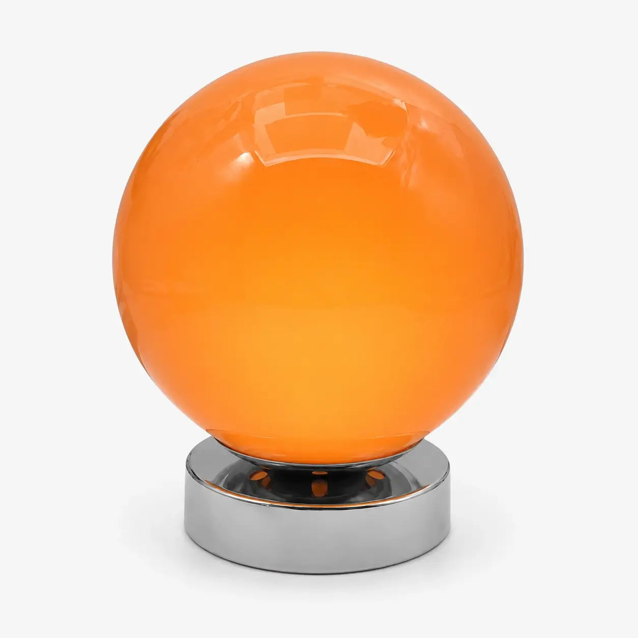 Lampe de bureau à globe en verre soufflé orange et base en métal chromé, modèle Ignis, sur fond clair