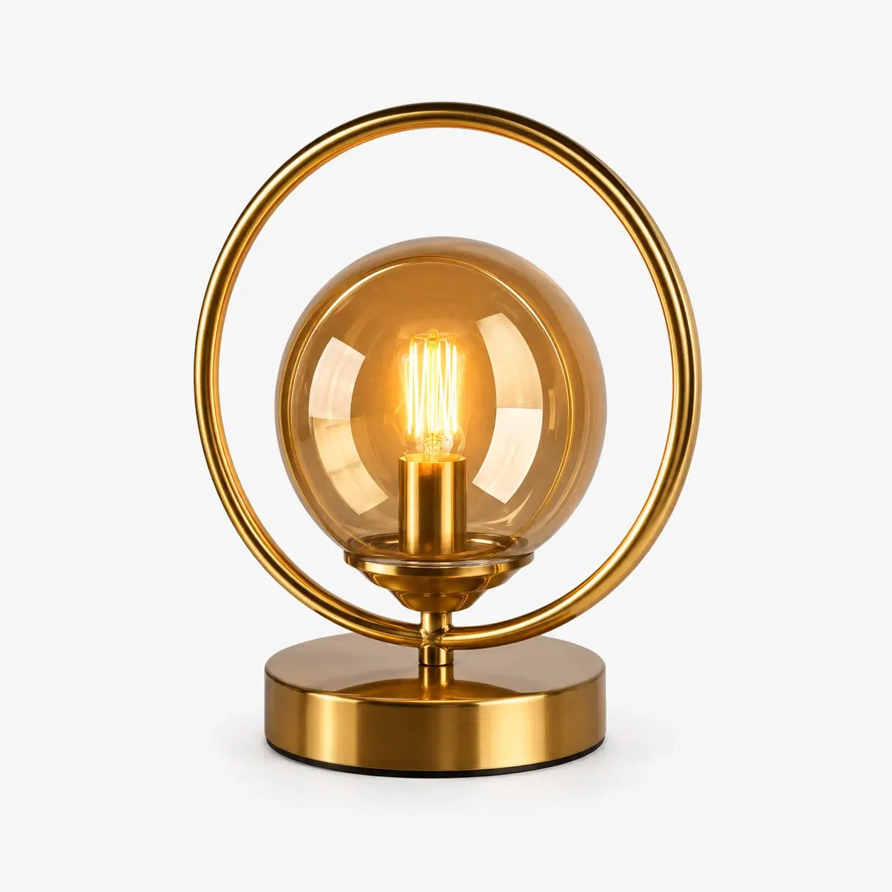 Lampe de bureau en laiton doré à globe en verre ambré et anneau circulaire, modèle Orbis, allumée sur fond clair