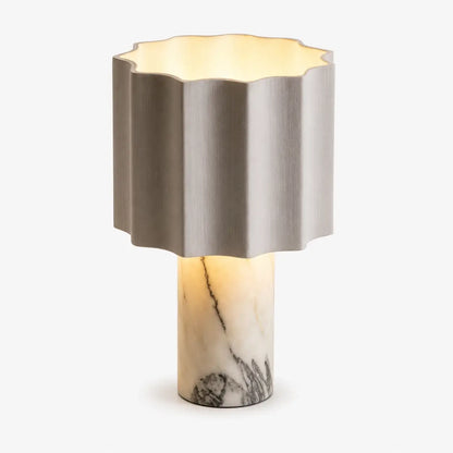 Lampe de bureau en marbre à abat-jour plissé en tissu gris, modèle Sinus, allumée sur fond clair