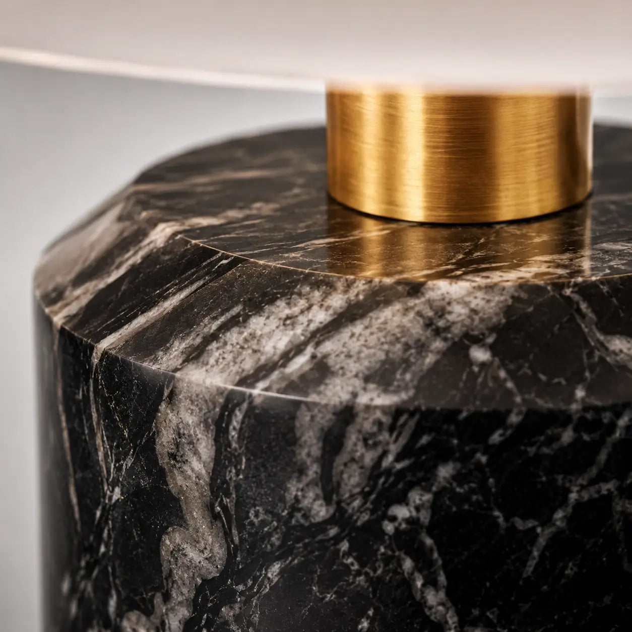 Lampe de bureau marbre Noctis – détail base marbre noir veiné et raccord laiton brossé