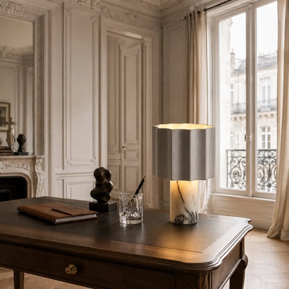 Lampe de bureau Sinus en marbre posée sur un bureau en bois près d'une fenêtre, appartement parisien