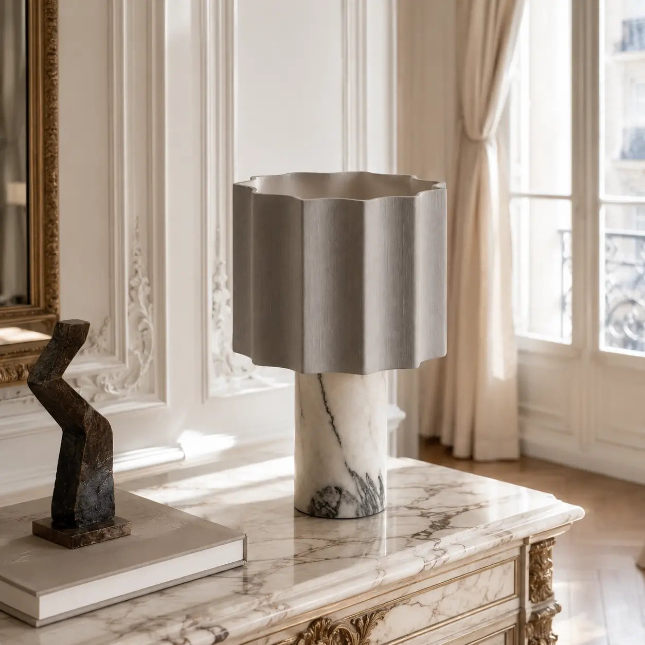 Lampe de bureau Sinus en marbre blanc veiné posée sur une commode en marbre dans un intérieur haussmannien