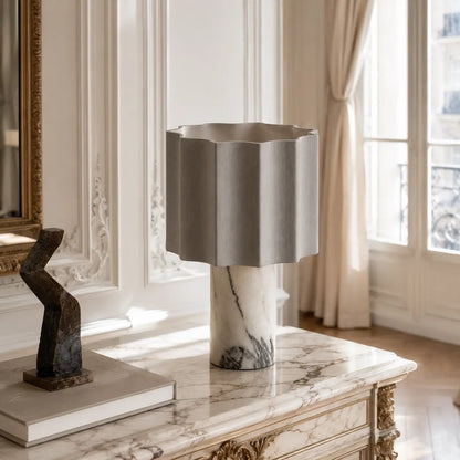 Lampe de bureau Sinus en marbre blanc veiné posée sur une commode en marbre dans un intérieur haussmannien