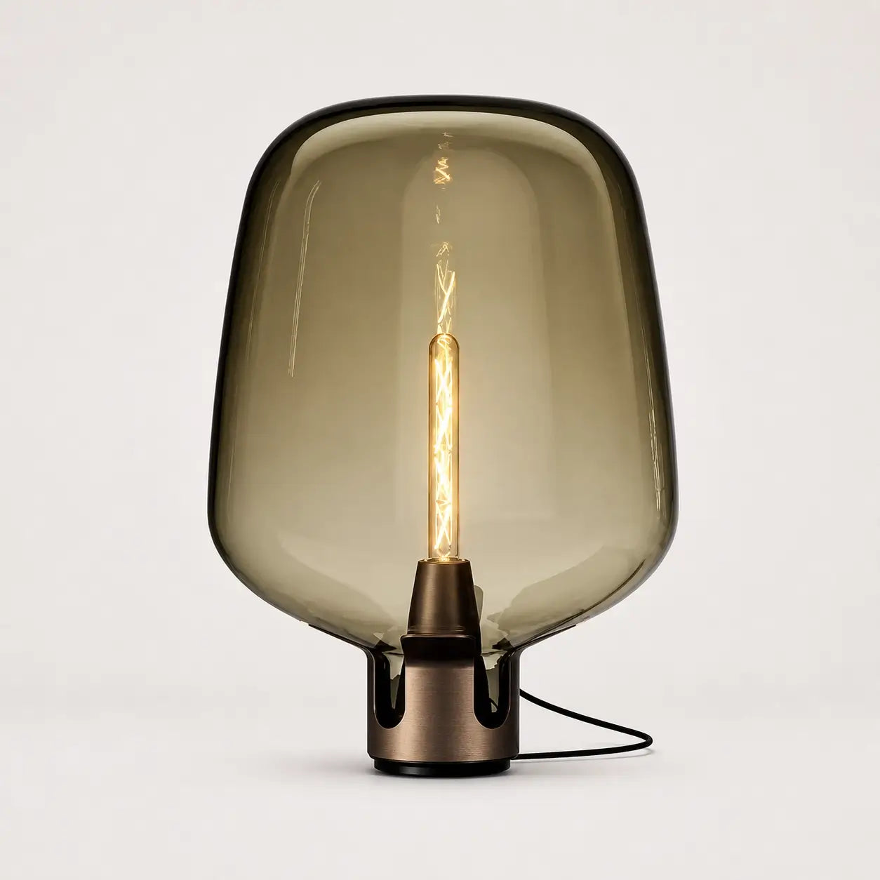 Lampe de bureau Nebula en verre fumé avec ampoule filament et base bronze