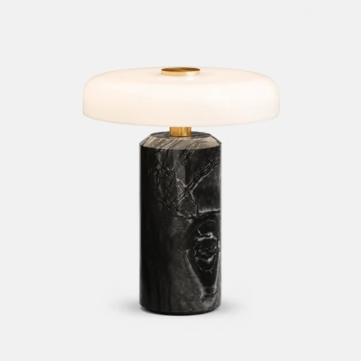 Lampe de bureau Noctis en marbre noir et laiton brossé, abat-jour opale, fond blanc