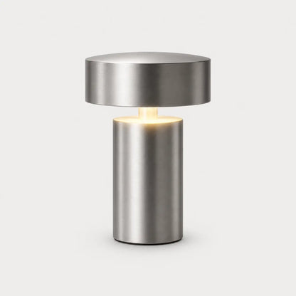 Lampe de bureau Petra en aluminium brossé, design cylindrique compact fond blanc