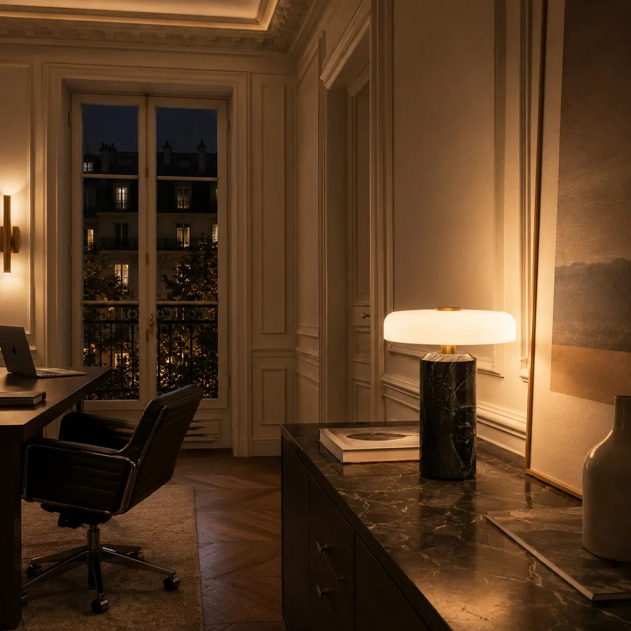 Lampe de bureau sans fil Noctis allumée dans un bureau haussmannien la nuit, vue rapprochée