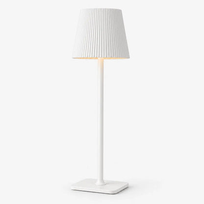 Lampe de bureau sans fil rechargeable à abat-jour plissé blanc, modèle Lucerna, sur fond clair
