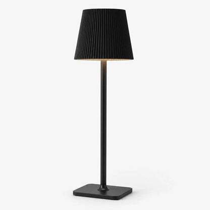 Lampe de bureau sans fil rechargeable à abat-jour plissé noir, modèle Lucerna, sur fond clair