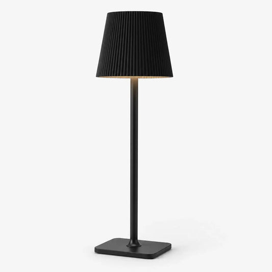 Lampe de bureau sans fil rechargeable à abat-jour plissé noir, modèle Lucerna, sur fond clair