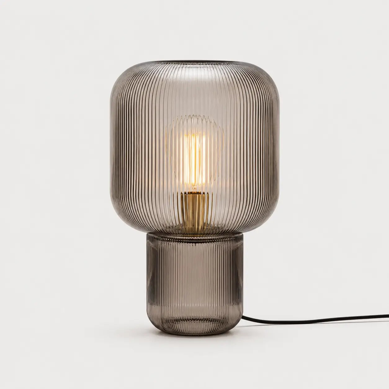 Lampe de bureau Stria en verre strié fumé avec ampoule filament, fond blanc