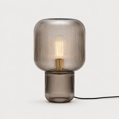 Lampe de bureau Stria en verre strié fumé avec ampoule filament, fond blanc