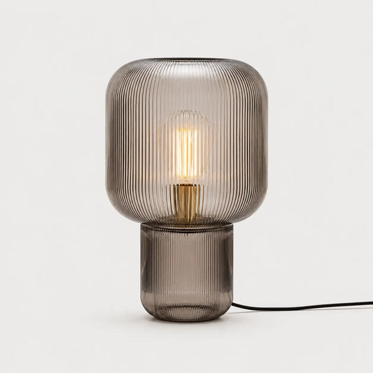 Lampe de bureau Stria en verre strié fumé avec ampoule filament, fond blanc