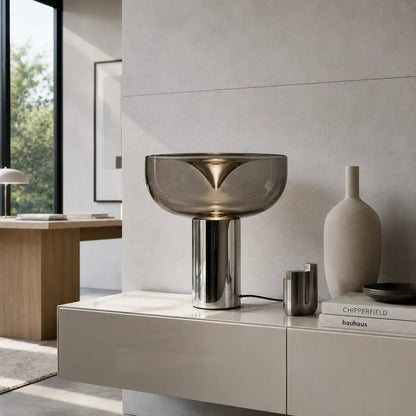 Lampe de bureau Vortex posée sur un meuble blanc dans un intérieur contemporain lumineux