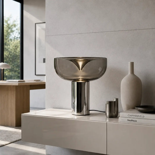 Lampe de bureau Vortex posée sur un meuble blanc dans un intérieur contemporain lumineux