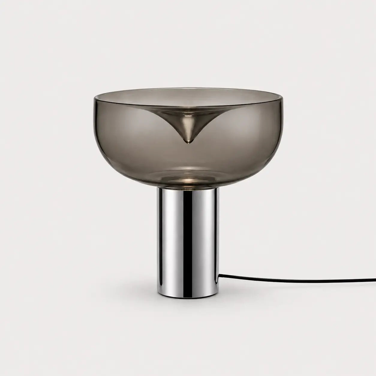 Lampe de bureau Vortex en verre fumé et base chromée, design coupe sculpturale fond blanc