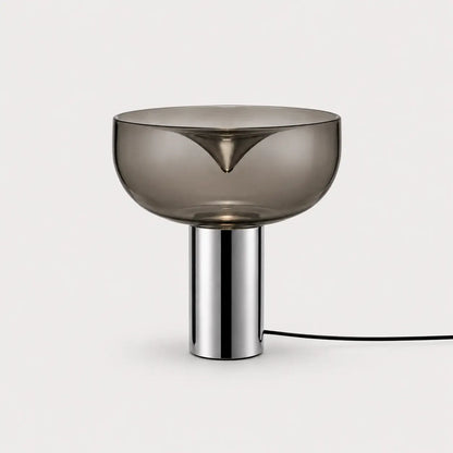 Lampe de bureau Vortex en verre fumé et base chromée, design coupe sculpturale fond blanc