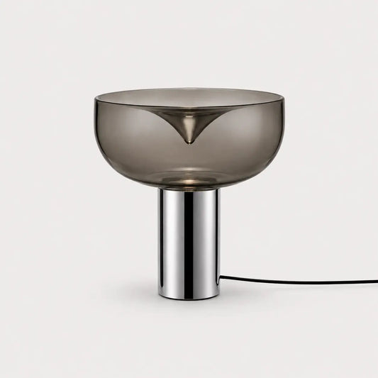 Lampe de bureau Vortex en verre fumé et base chromée, design coupe sculpturale fond blanc