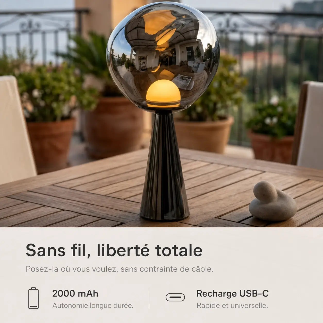 Infographie de la lampe sans fil Umbra sur une table de terrasse : batterie 2000 mAh et recharge USB-C