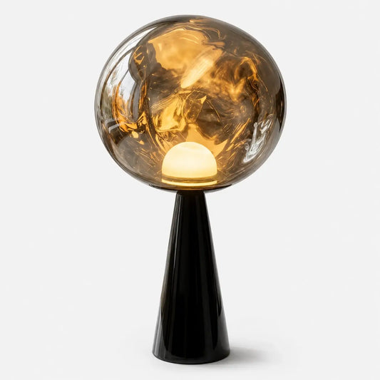 Lampe à poser Umbra sans fil, globe en verre fumé allumé sur socle conique noir, fond blanc