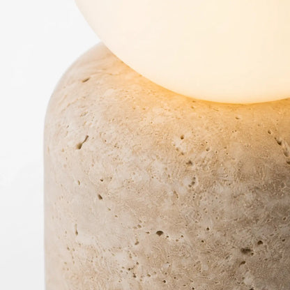 Gros plan sur la texture du travertin de la lampe Saxum grande