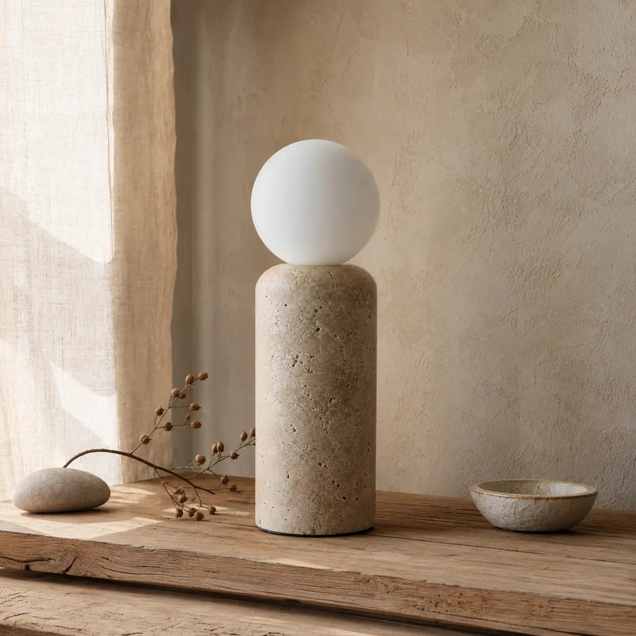 Lampe Saxum grande en travertin sur un rebord de fenêtre, ambiance jour