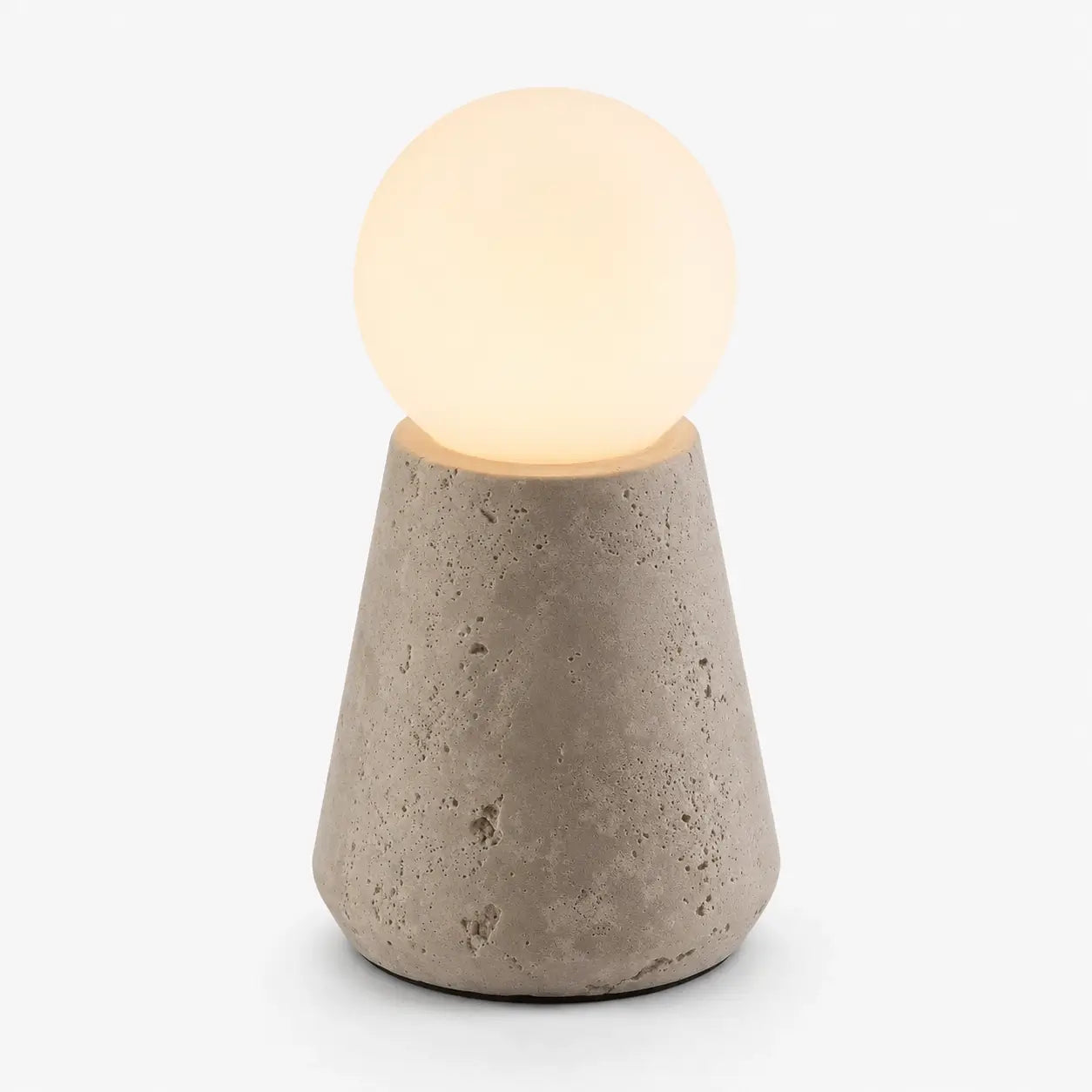 Lampe à poser Saxum petite en travertin, globe opalin — fond blanc