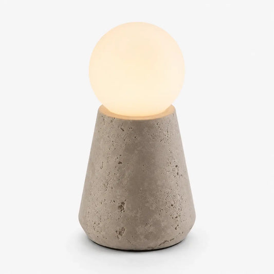 Lampe à poser Saxum petite en travertin, globe opalin — fond blanc