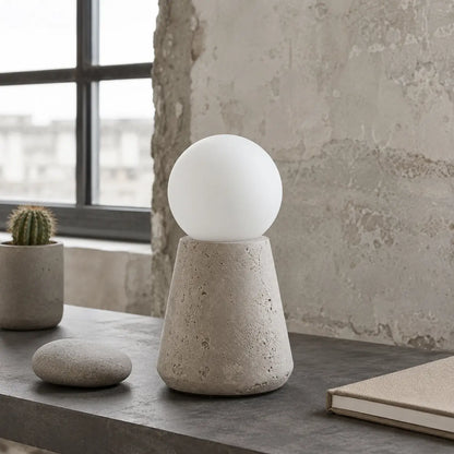 Lampe Saxum petite en travertin sur un rebord de fenêtre, ambiance jour